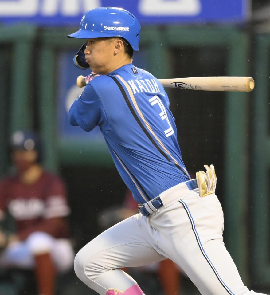 　１回、センターへ適時打を放つ加藤豪（撮影・伊藤笙子）