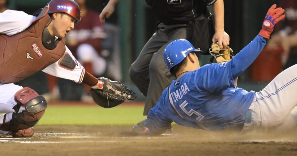 　１回、重盗で本塁に生還する野村（撮影・伊藤笙子）