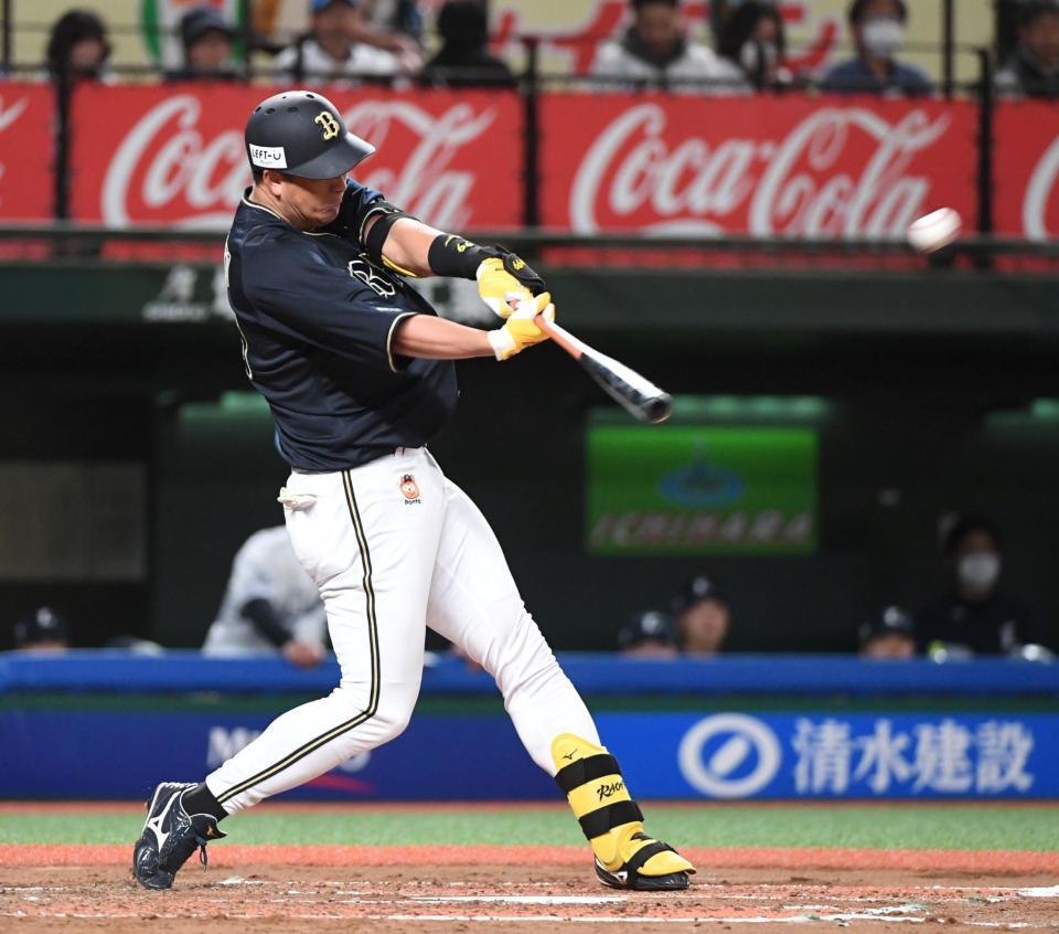 　３回、杉本は復帰後初打席で中越えに９号ソロを放つ（撮影・佐藤厚）