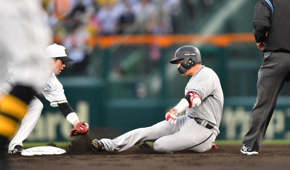 　３回、坂本（右）はレフトへ先制適時打を放つも二塁でアウトになる。左は二塁手・中野（撮影・中田匡峻）