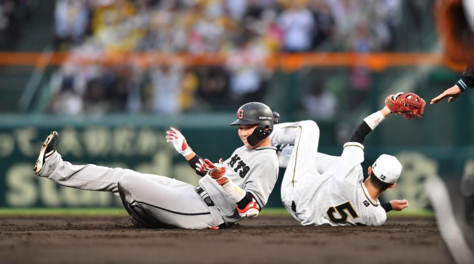 　３回、坂本（左）はレフトへ先制適時打を放つも二塁でアウトになる。右は二塁手・中野（撮影・中田匡峻）