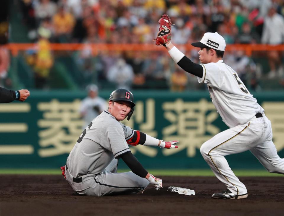 　３回、左越えに先制の適時打を放った坂本（左）は二塁を狙うもアウトになる