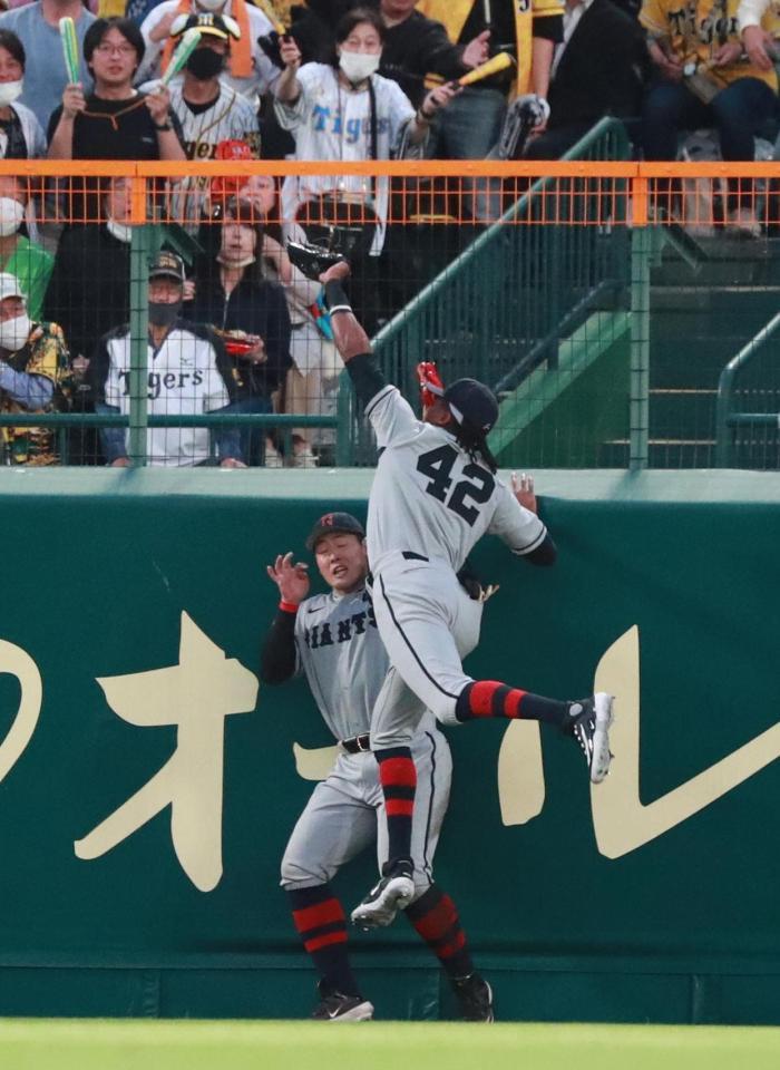 　４回、大山の打球を岡本和（左）と交錯しながら好捕するブリンソン