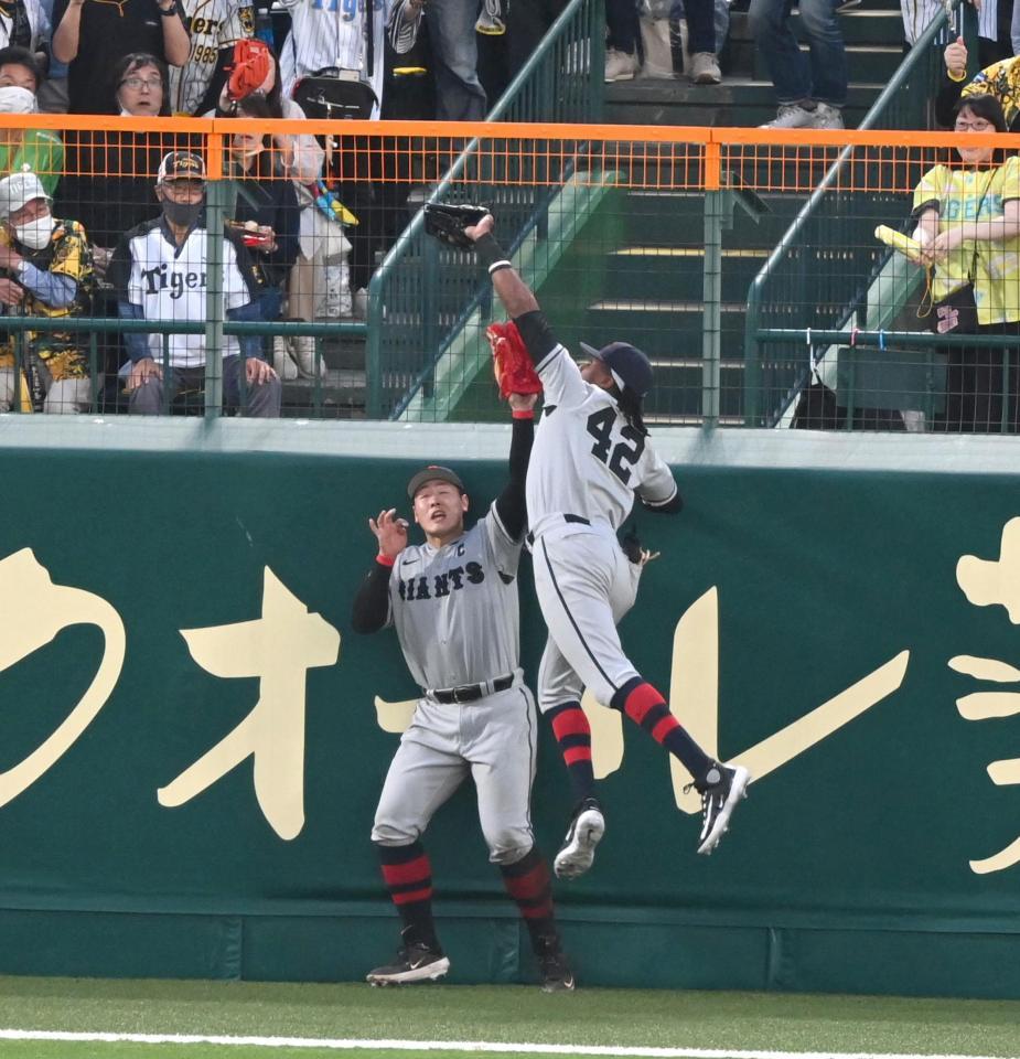 　４回、大山の打球を好捕するブリンソン（撮影・飯室逸平）