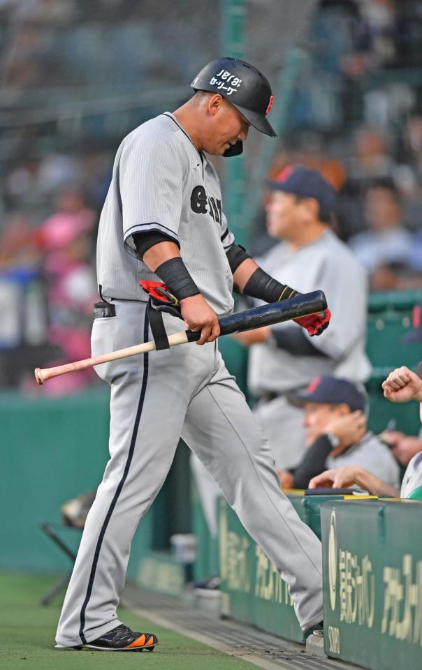 　５回、右前打を放つも代走が送られた中田翔（撮影・中田匡峻）