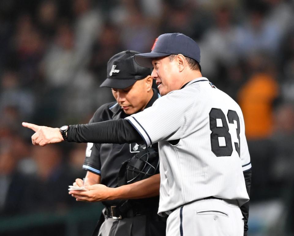 　５回表の攻撃を終え、選手交代を伝える原監督（撮影・中田匡峻）