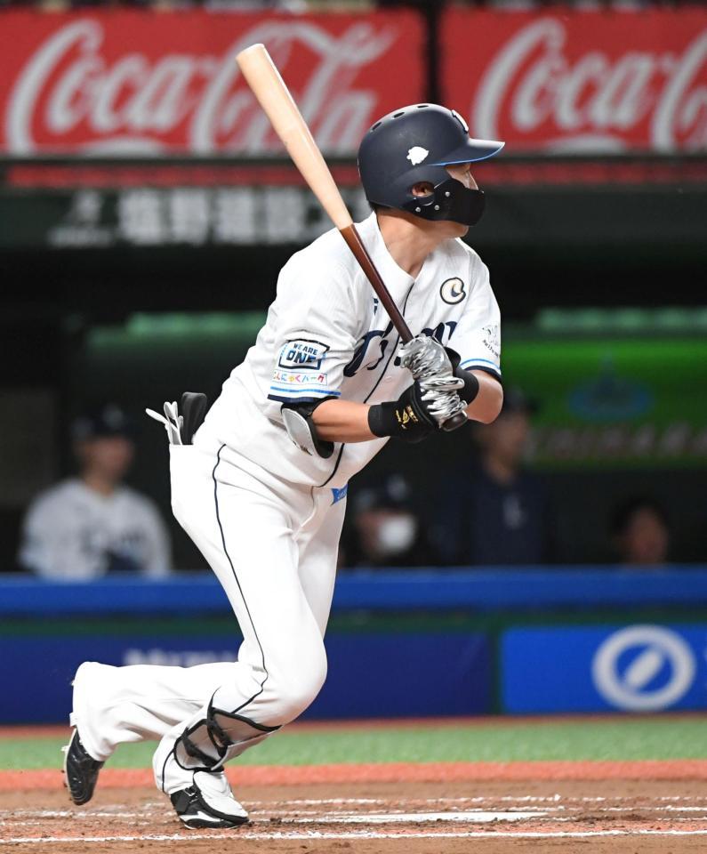 　６回、源田は左前適時安打を放つ（撮影・佐藤厚）