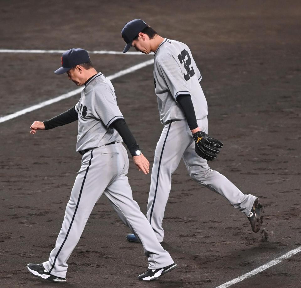 　７回、交代を告げベンチへ戻る原監督と鈴木康（撮影・飯室逸平）