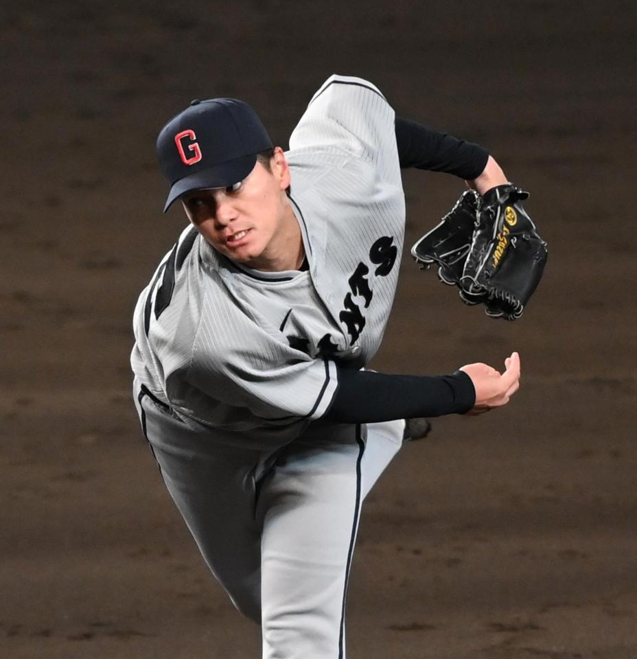 　７回から２番手で力投する鈴木康（撮影・飯室逸平）