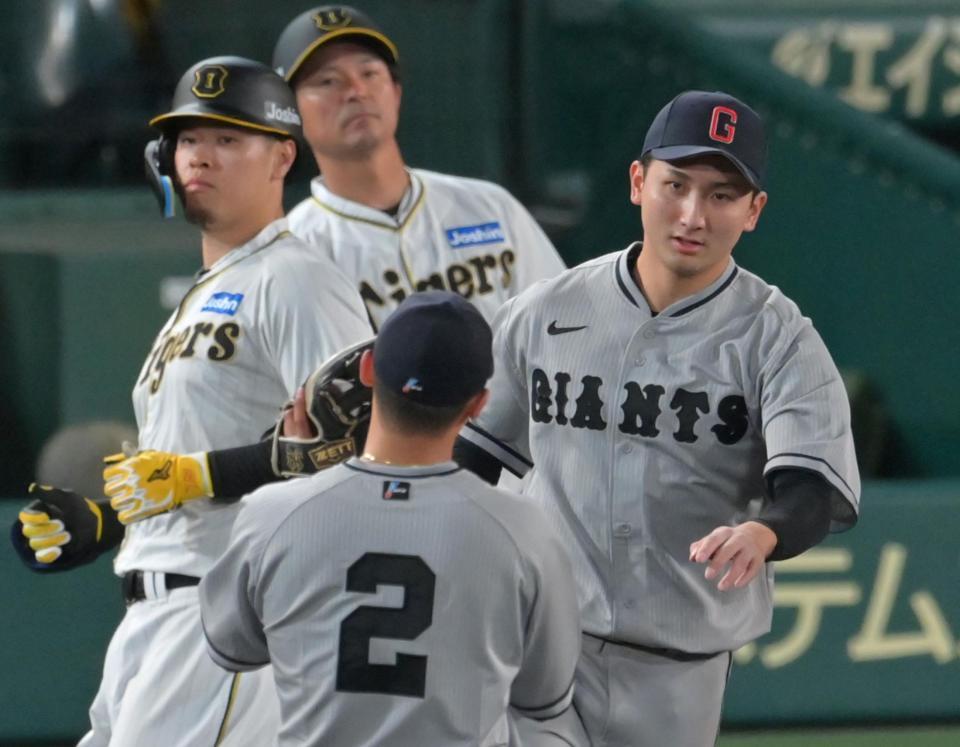 　５回、佐藤輝（左端）を一ゴロに打ち取る横川（右端）＝撮影・立川洋一郎