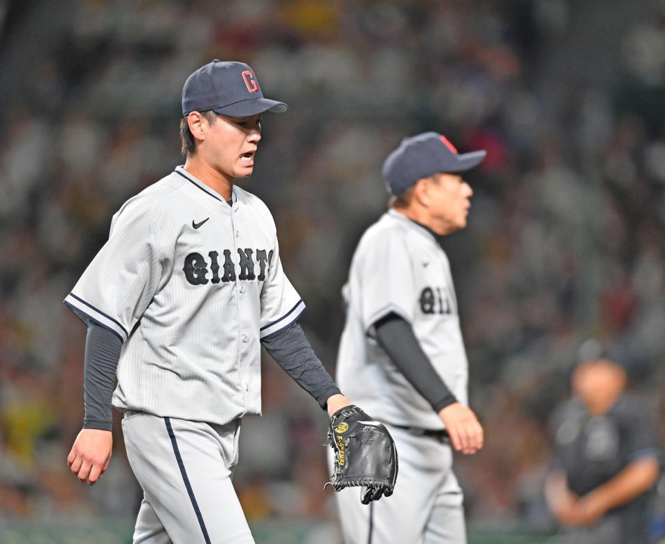 　７回、降板する鈴木康。後方は原監督（撮影・中田匡峻）