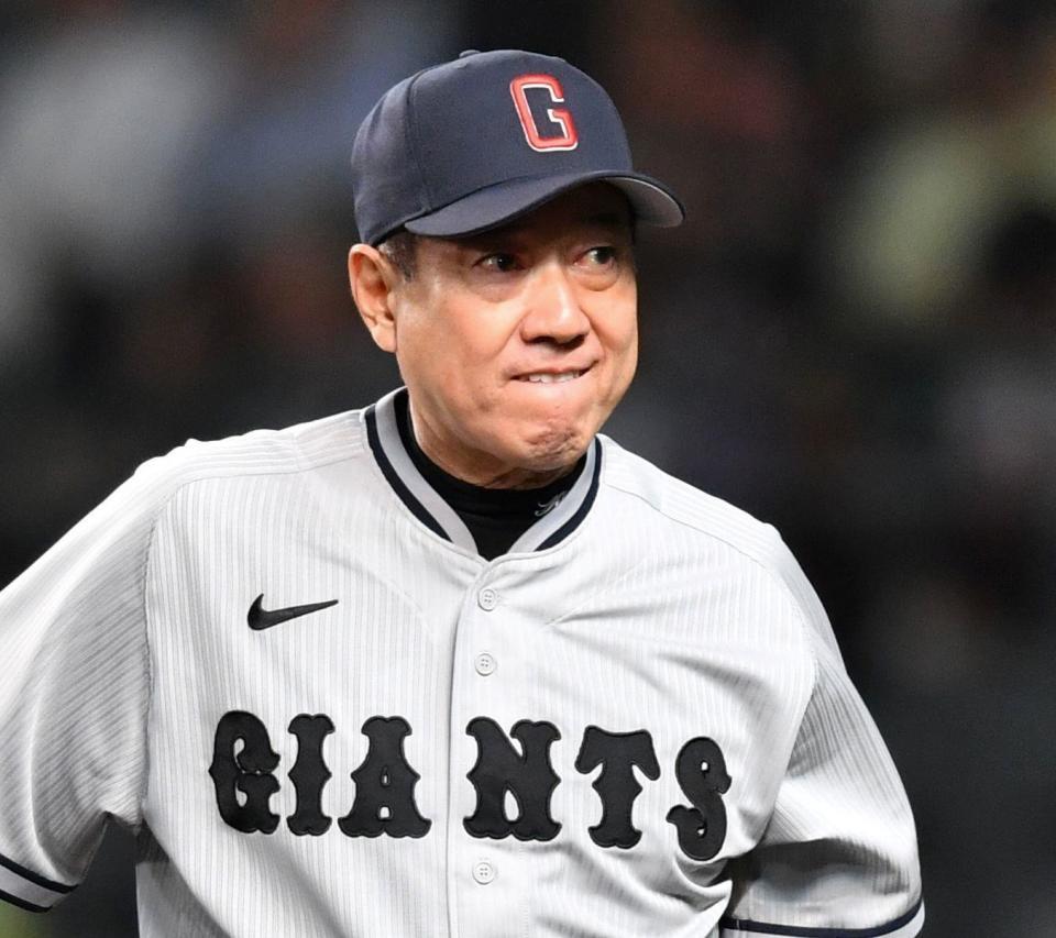 　５回表の攻撃を終え、選手交代を伝えた原監督（撮影・中田匡峻）