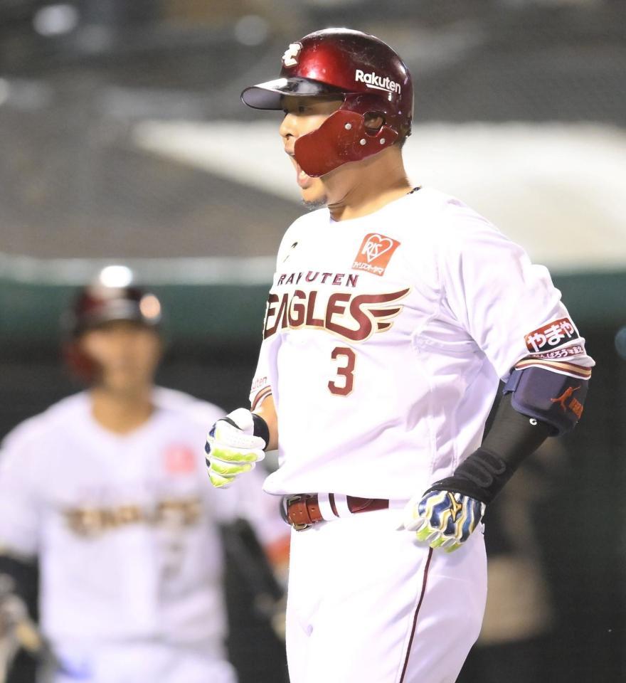 　８回、左中間へ逆転２ランを放ち、ほえる浅村（撮影・伊藤笙子）