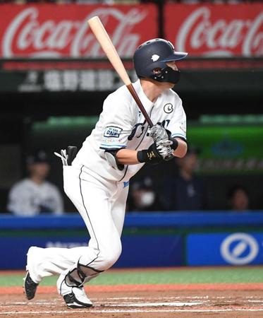 　６回、源田は左前適時安打を放つ