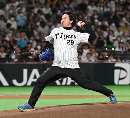 力強い投球を見せる井川慶氏