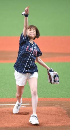 セレモニアルピッチを行う大原櫻子（撮影・佐藤厚）