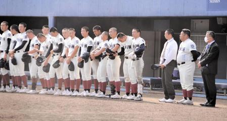 試合後、ベンチ前に並ぶ大阪桐蔭ナイン