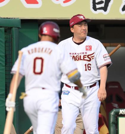 ７回を終え、選手交代のためベンチを出る石井監督（右）＝撮影・伊藤笙子