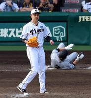 ７回、打った瞬間に打席で崩れ落ちる長野（奥）＝撮影・山口登