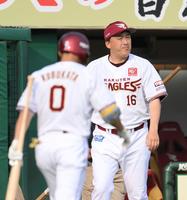 ７回を終え、選手交代のためベンチを出る石井監督（右）＝撮影・伊藤笙子