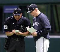 　９回、交代を告げる吉井監督