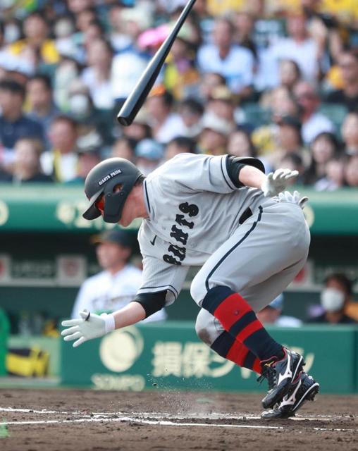 巨人・長野にアクシデント 打った直後に打席で転倒、動けず 原監督も