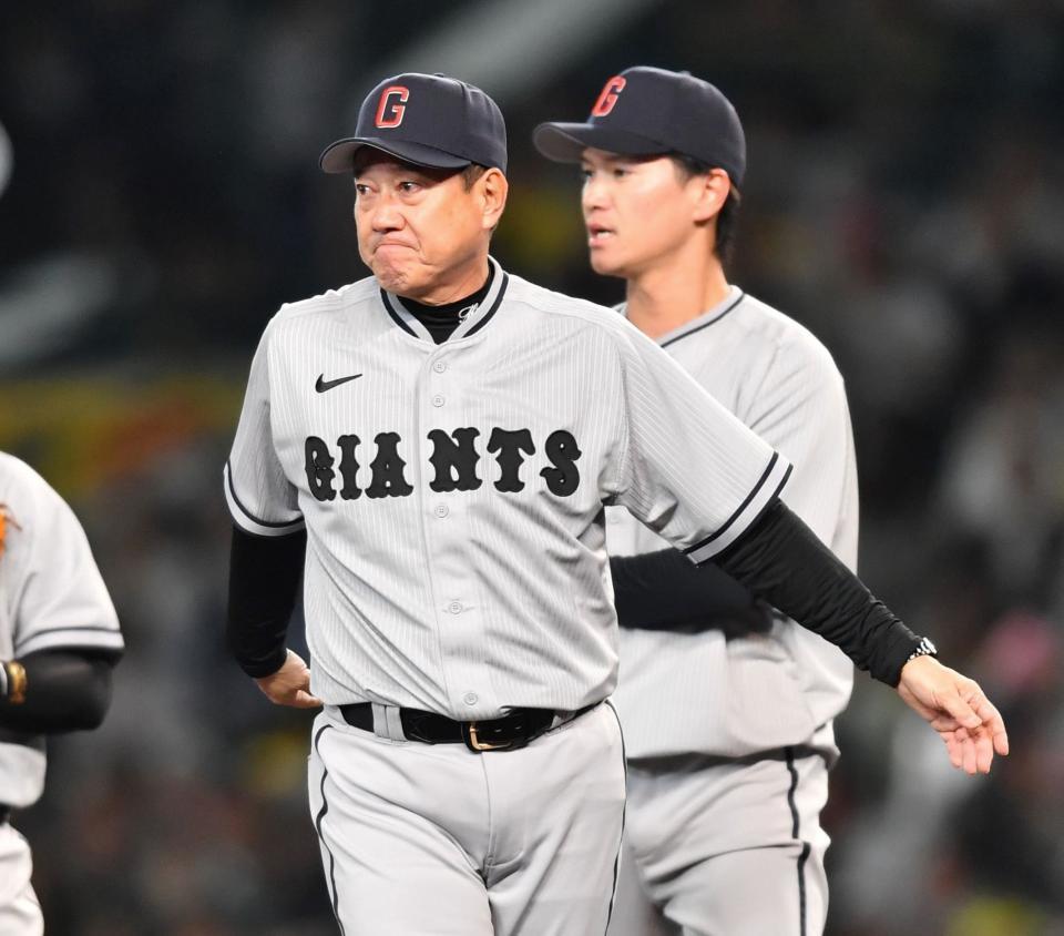 　７回、打席に木浪を迎え、鈴木康（後方）を降板させた原監督（撮影・中田匡峻）