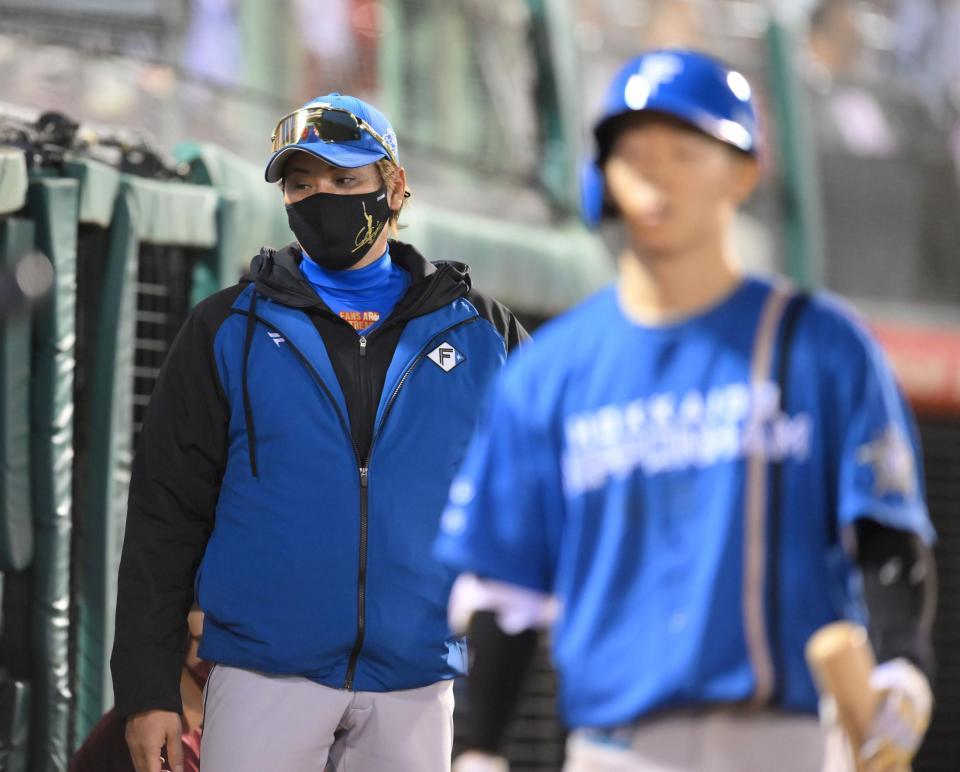 　９回、矢沢（手前）が見逃し三振に倒れ、代打・ハンソンを送る新庄監督（撮影・伊藤笙子）