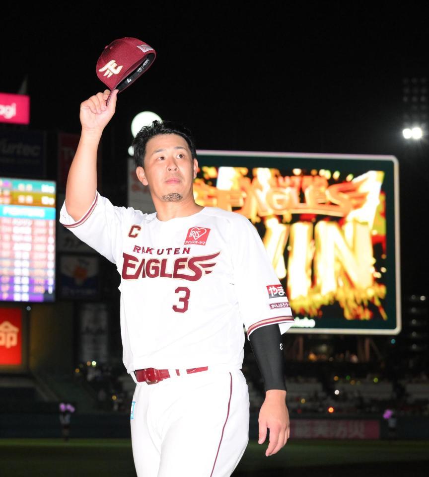 　逆転２ランを放ち、スタンドのファンに応える浅村（撮影・伊藤笙子）