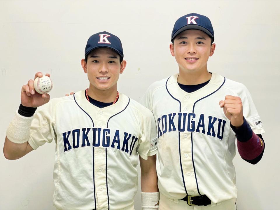 　勝ち越しの２ランを放った国学院大・神里（左）と主将の吉川