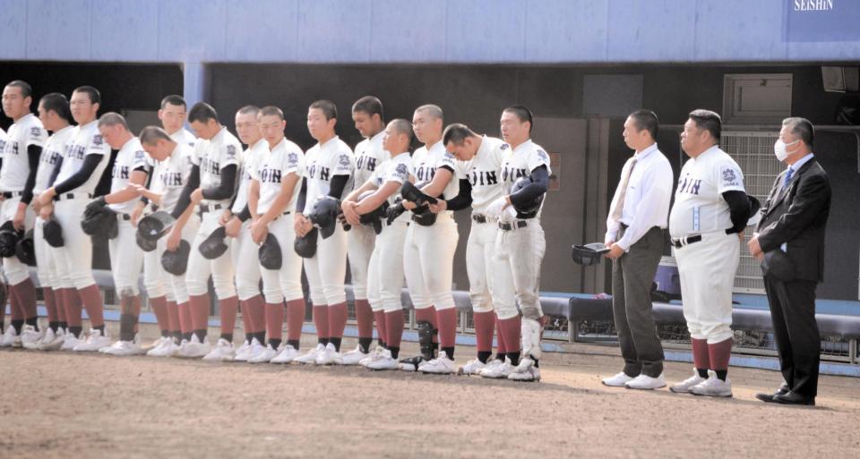 試合後、ベンチ前に並ぶ大阪桐蔭ナイン