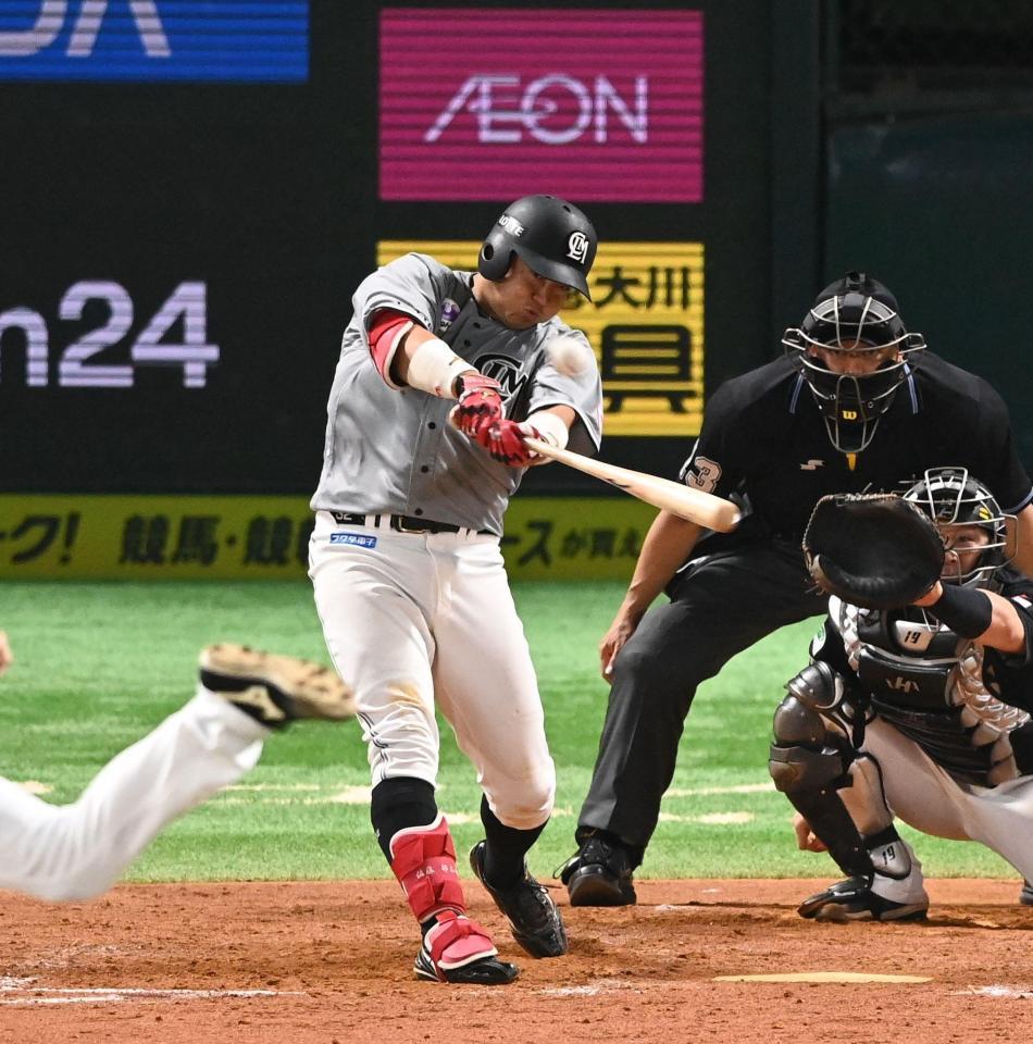 ５回、右越えソロを放つ佐藤