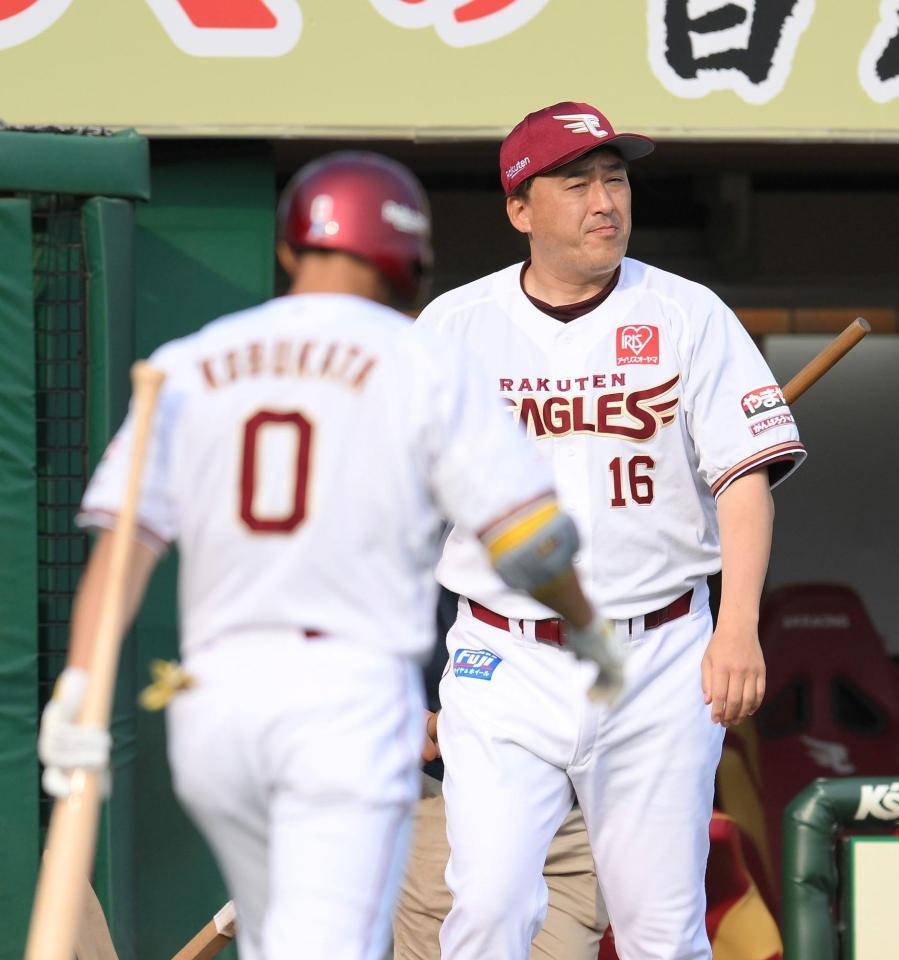 ７回を終え、選手交代のためベンチを出る石井監督（右）＝撮影・伊藤笙子