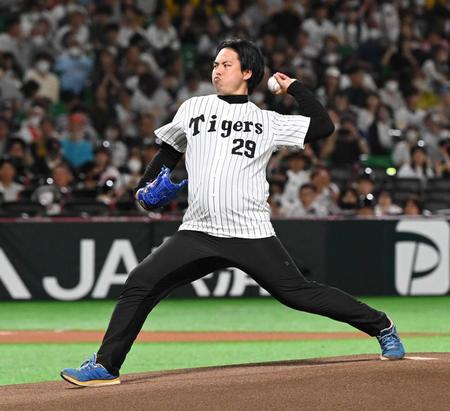 　力強い投球を見せる井川慶氏