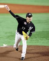 　力投する佐々木朗