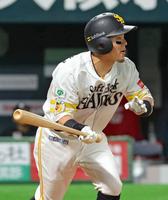 　４回、牧原大が右中間に適時三塁打を放つ