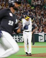 　７回、ポランコ（手前）に３ランを浴び頭を抱える津森