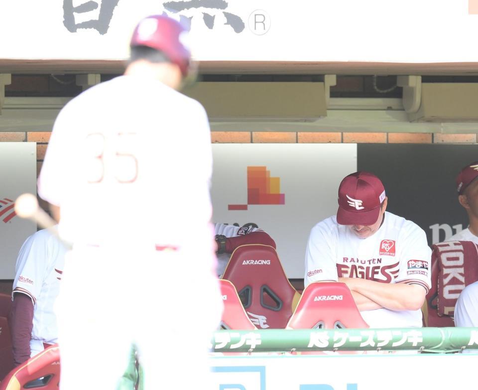 　６回、島内（左）が空振り三振に倒れ、下を向く石井監督（撮影・伊藤笙子）