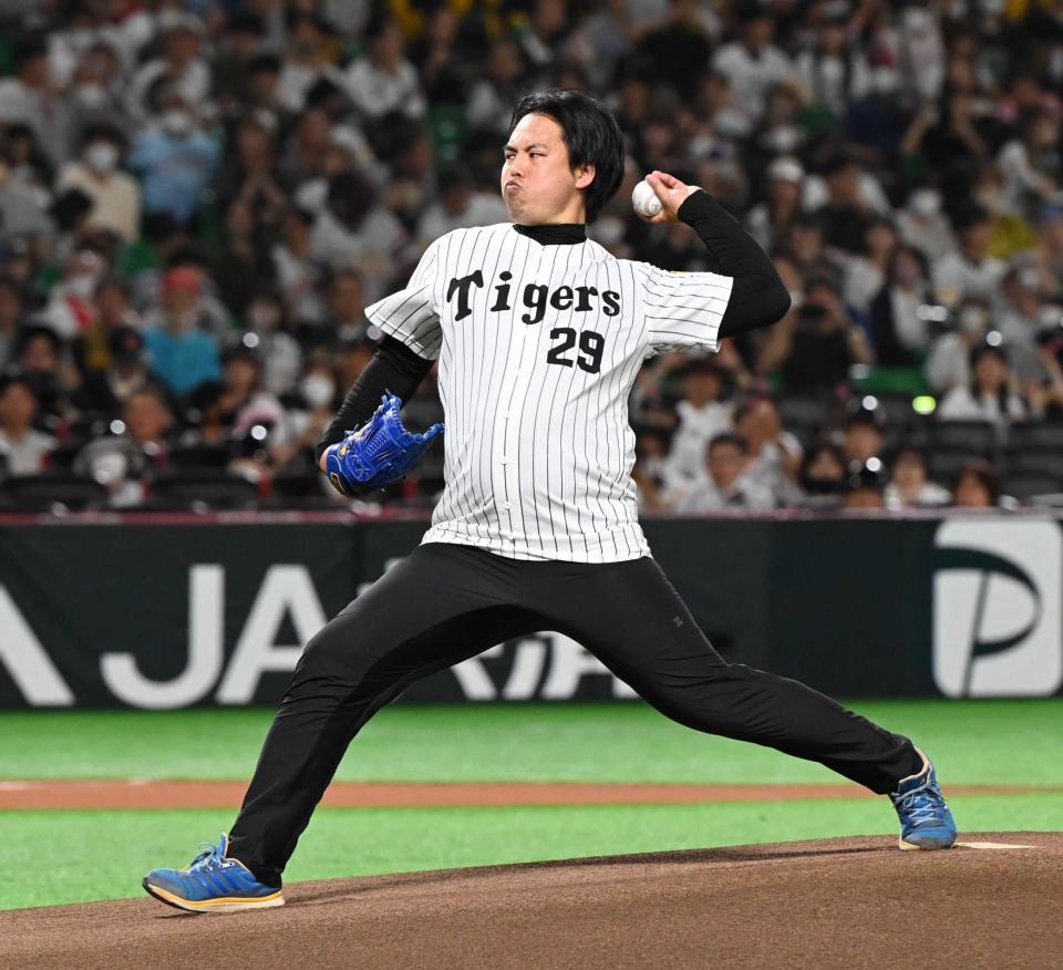 　力強い投球を見せる井川慶氏