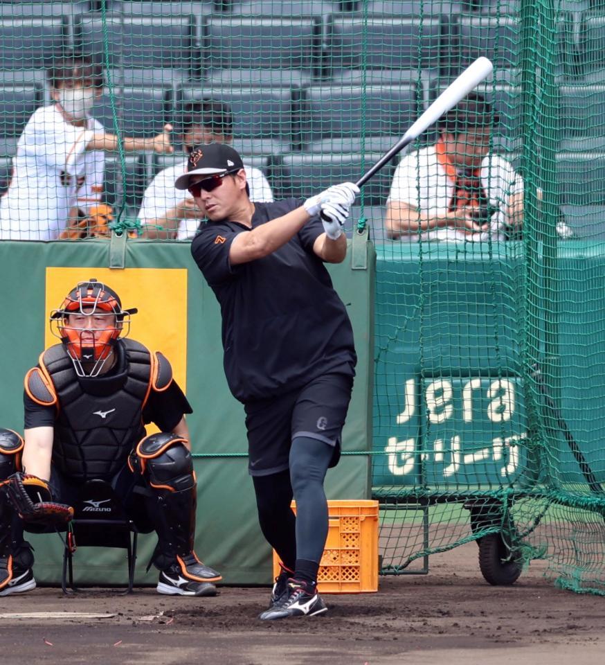 　打撃練習する長野（撮影・山口登）