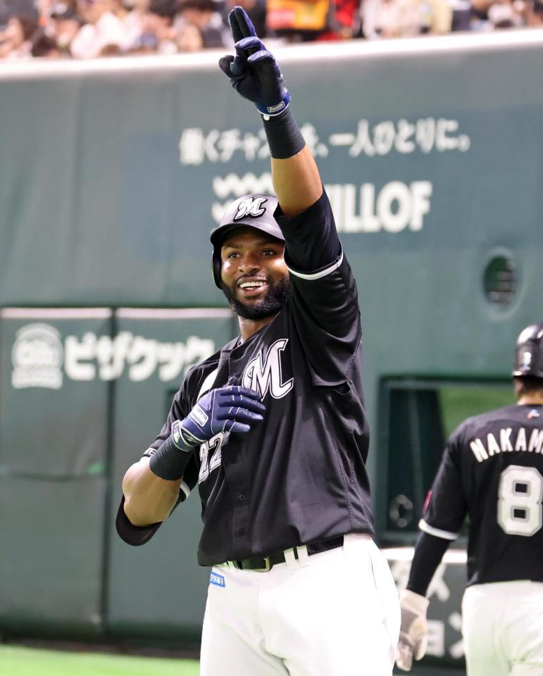 　７回、３ランを放ち、スタンドに向かって喜ぶポランコ（撮影・栗木一考）