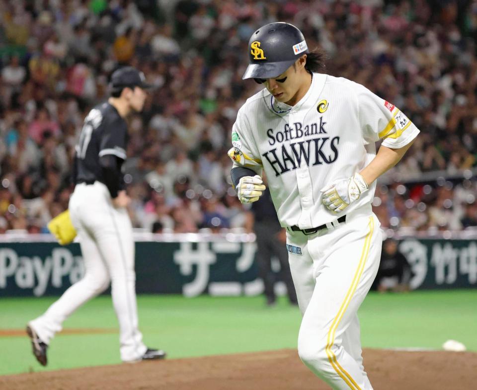 　４回、左飛に倒れベンチへ戻る柳田。奥は佐々木朗