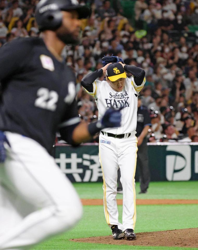 　７回、ポランコ（手前）に３ランを浴び頭を抱える津森