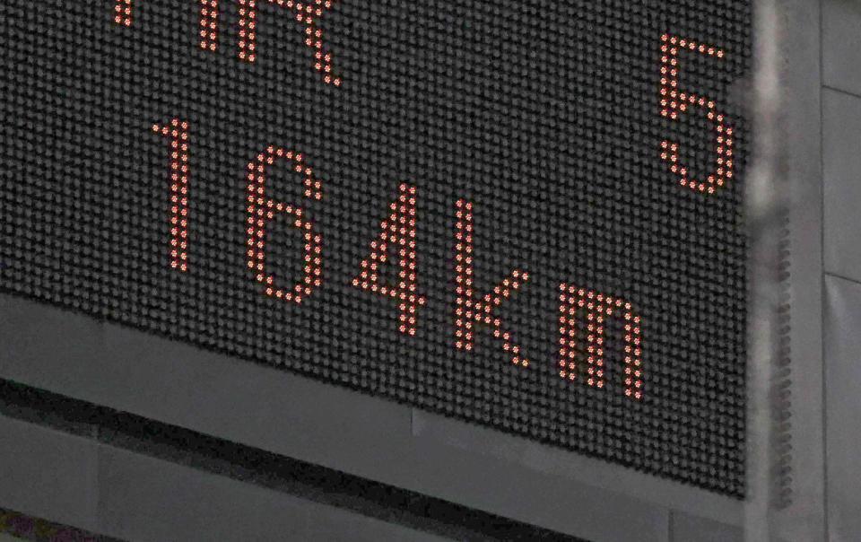 　２回、佐々木朗の球速１６４キロを示すスコアボード