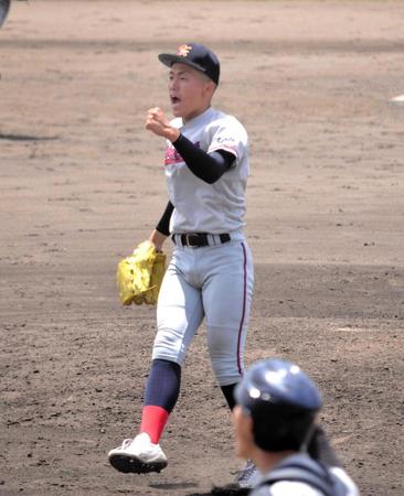 　１７６球の熱投を見せた京都国際・杉原