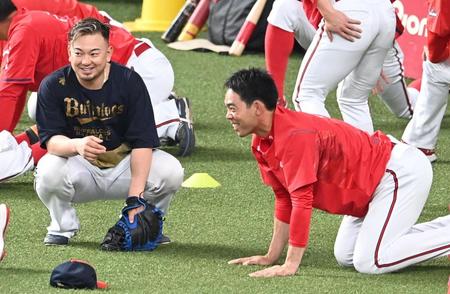 　試合前、談笑する森（左）と秋山（撮影・飯室逸平）