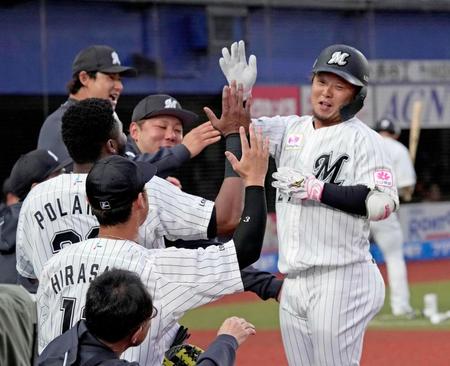 　２回、先制ソロを放ちナインに迎えられる・田村