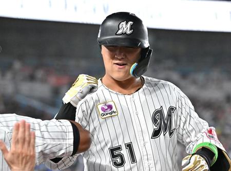 　４回、ソロ本塁打を放ちナインに迎えられる山口