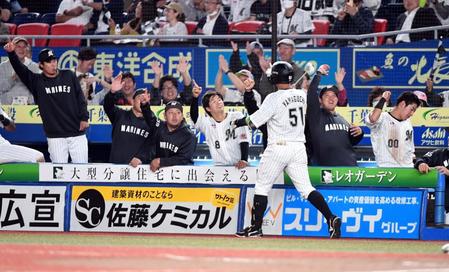 　４回、山口（５１番）は中越えに２号ソロを放ち、ナインの祝福を受ける（撮影・佐藤厚）