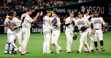 　中日に勝利しタッチするソフトバンクナイン